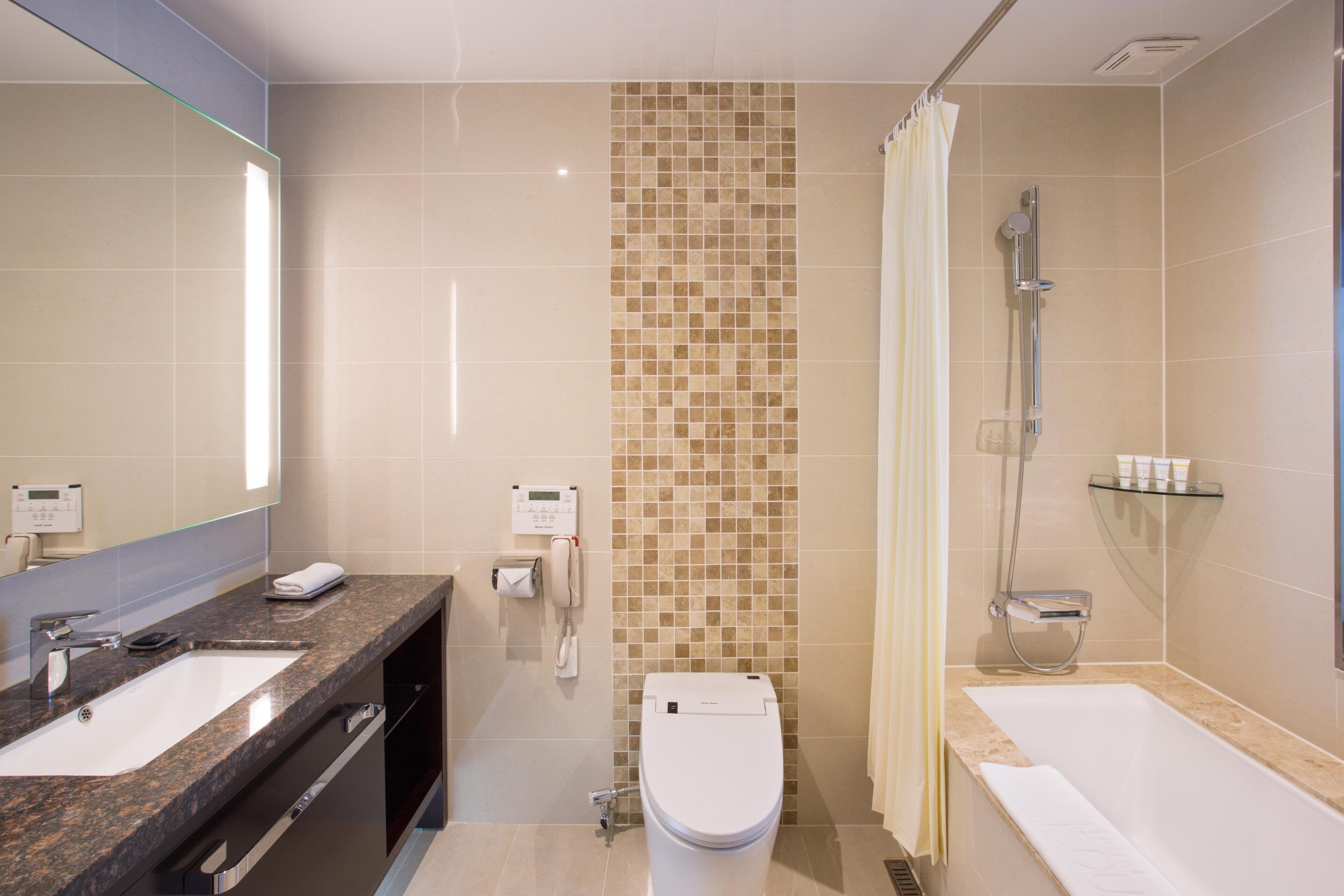 combined shower/bathtub, deep-soaking bathtub, free toiletries