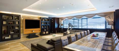 Royal Suite | Living area | Flat-screen TV