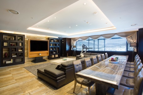 皇家套房 | 起居区 | 平板电视. I 广场酒店