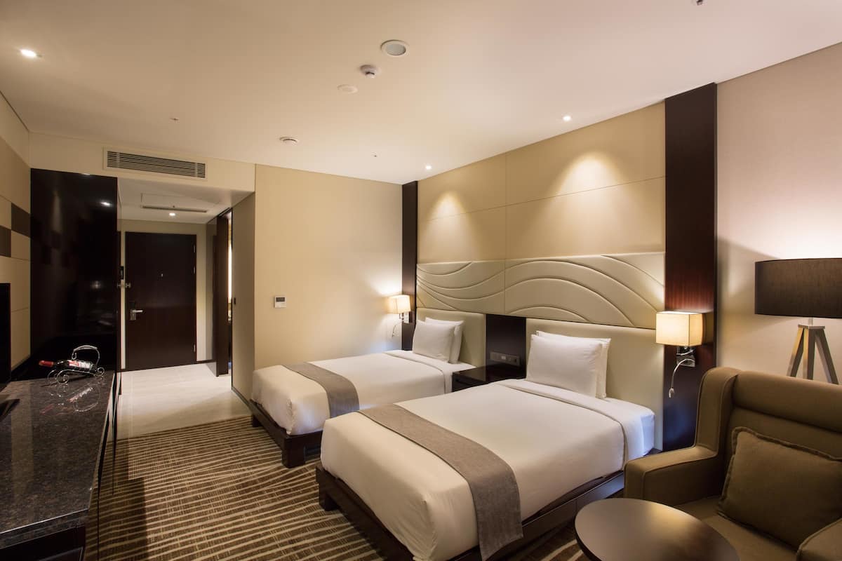 Minibar, coffres-forts dans les chambres, décoration personnalisée