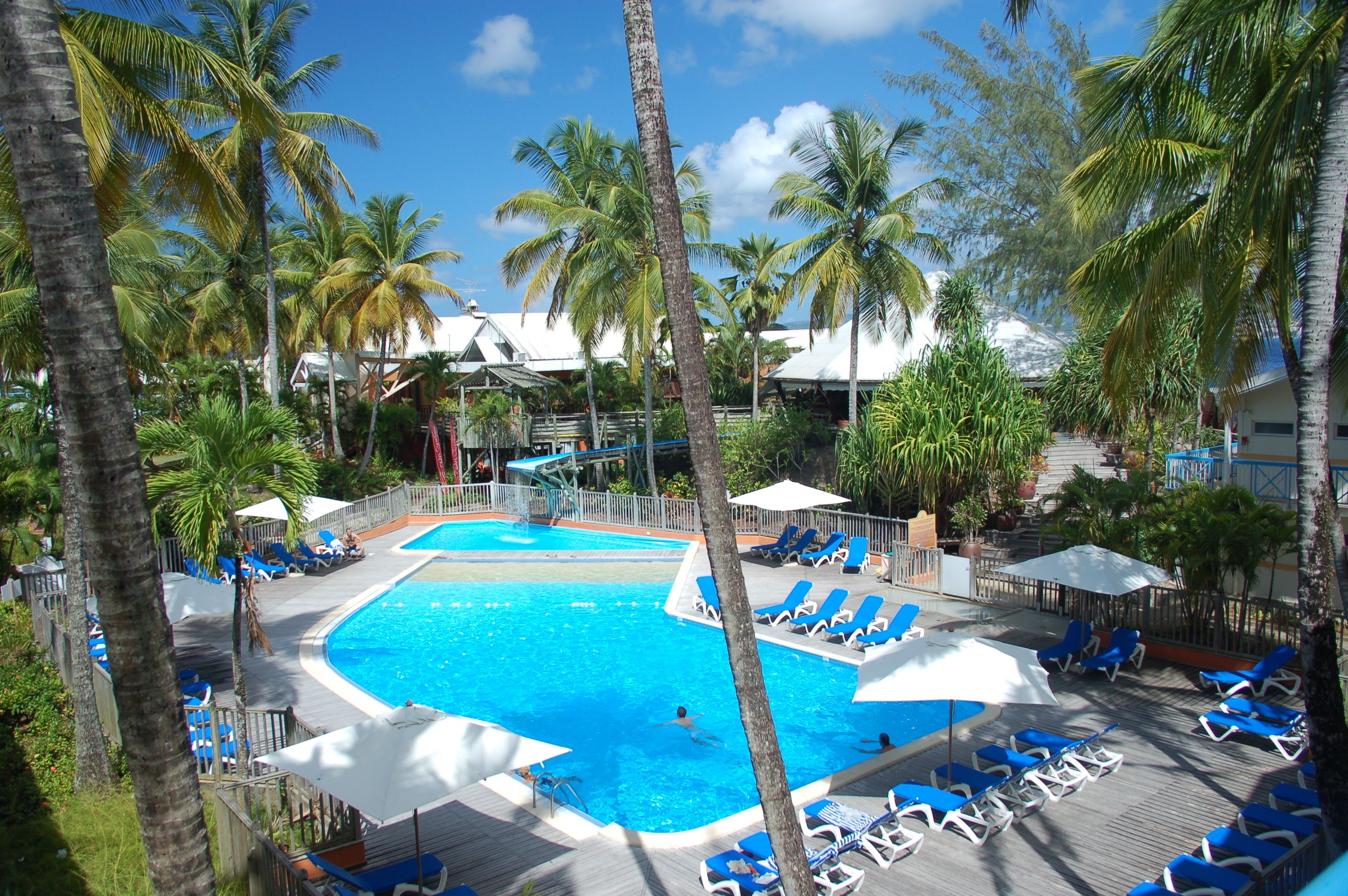 2 buitenzwembaden, parasols voor strand/zwembad