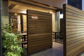 واجهة المنشأة - في المساء/الليل