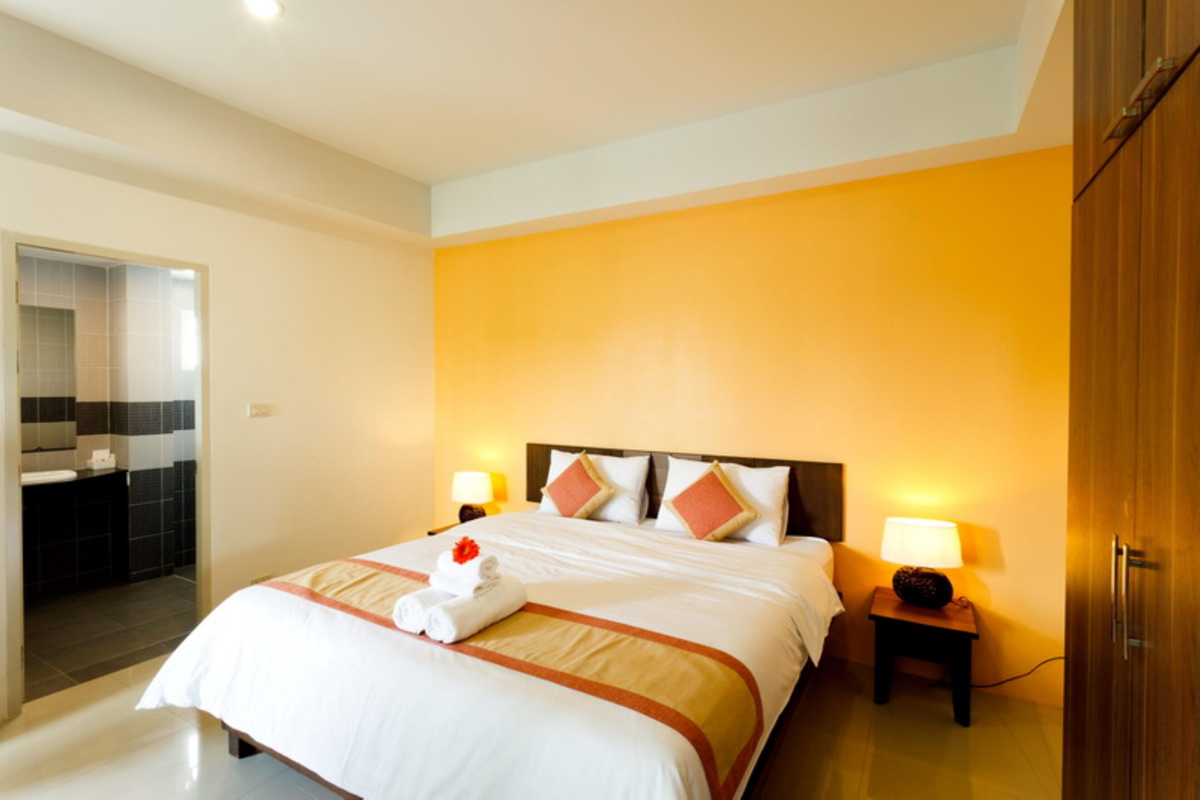 deluxe room | hypo-allergenic bedding, in-room safe, desk, blackout curtains