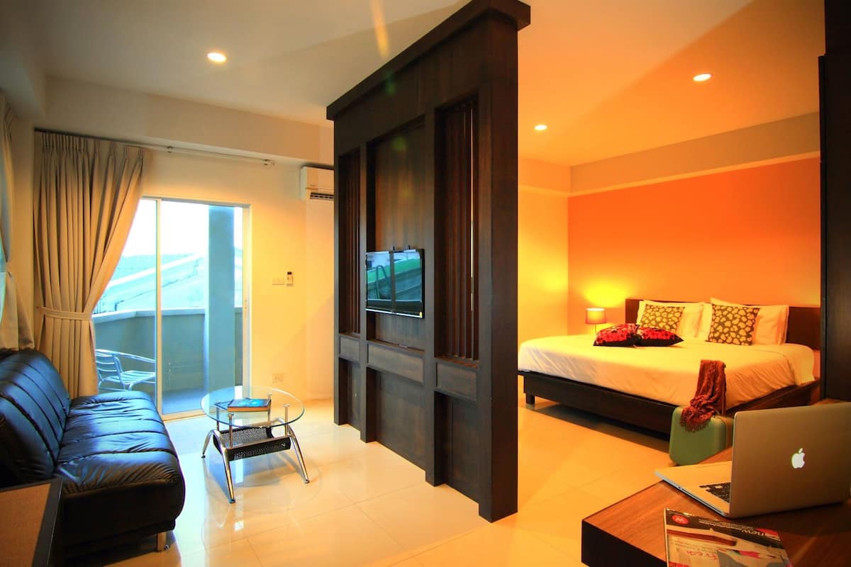 deluxe room | hypo-allergenic bedding, in-room safe, desk, blackout curtains