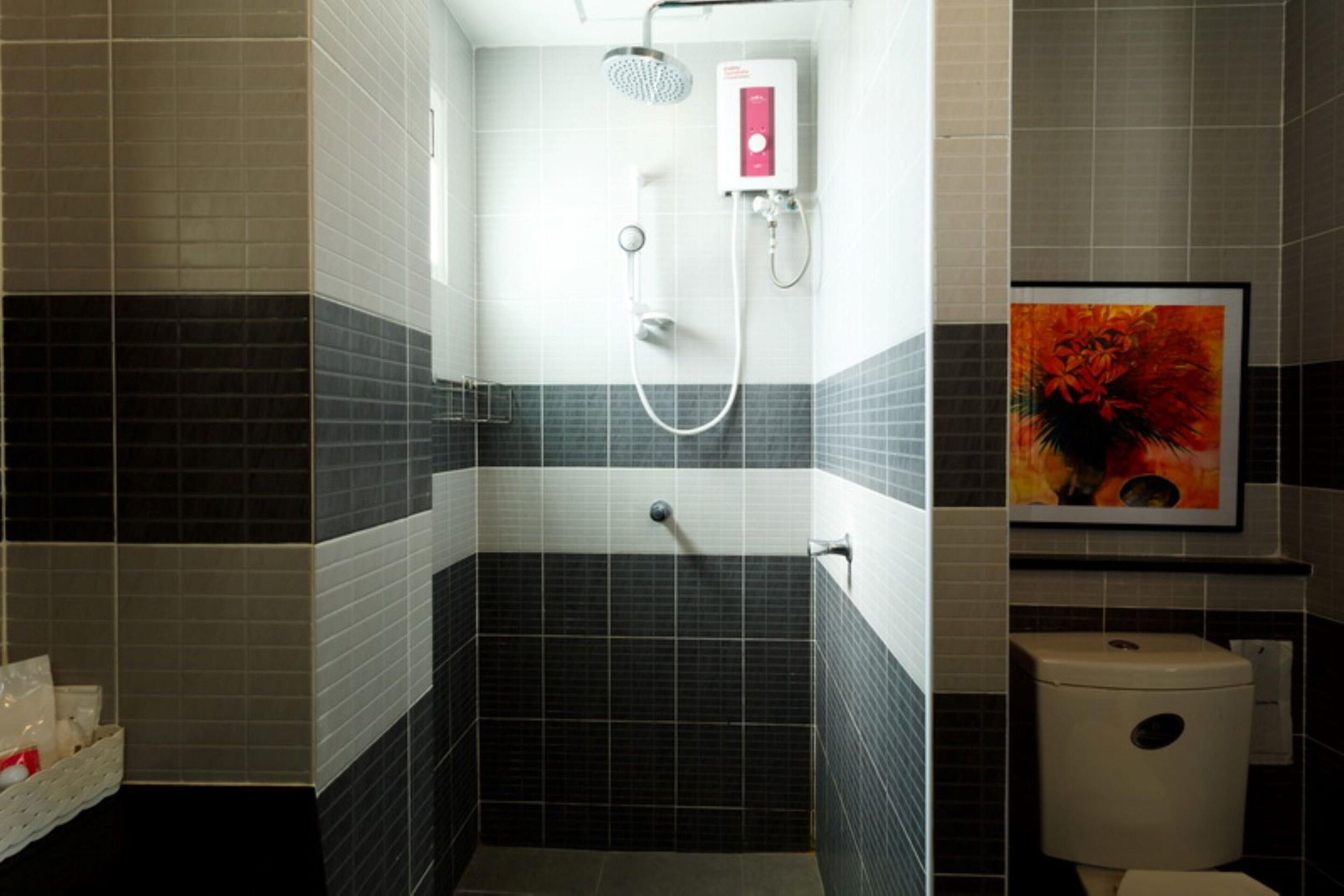 deluxe room | bathroom | shower, rainfall showerhead, free toiletries, hair dryer