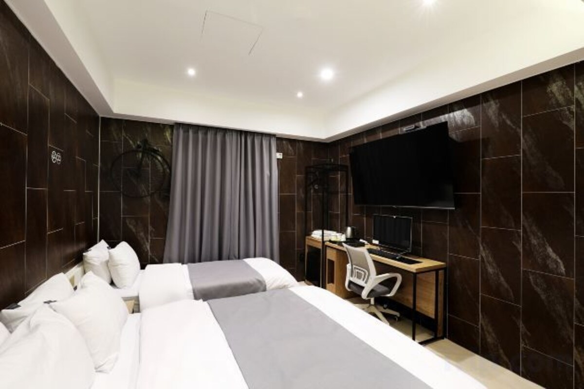 Premium bedding, desk, laptop workspace, WiFi (free)