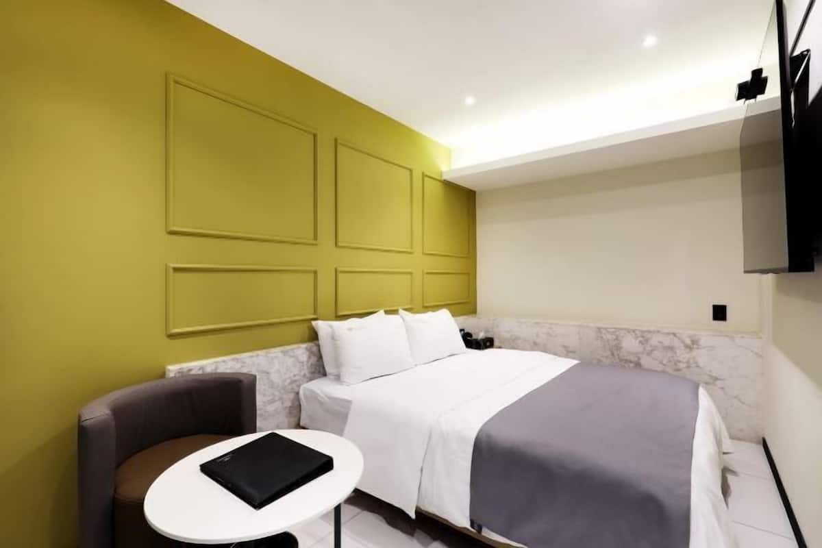 Premium bedding, desk, laptop workspace, WiFi (free)