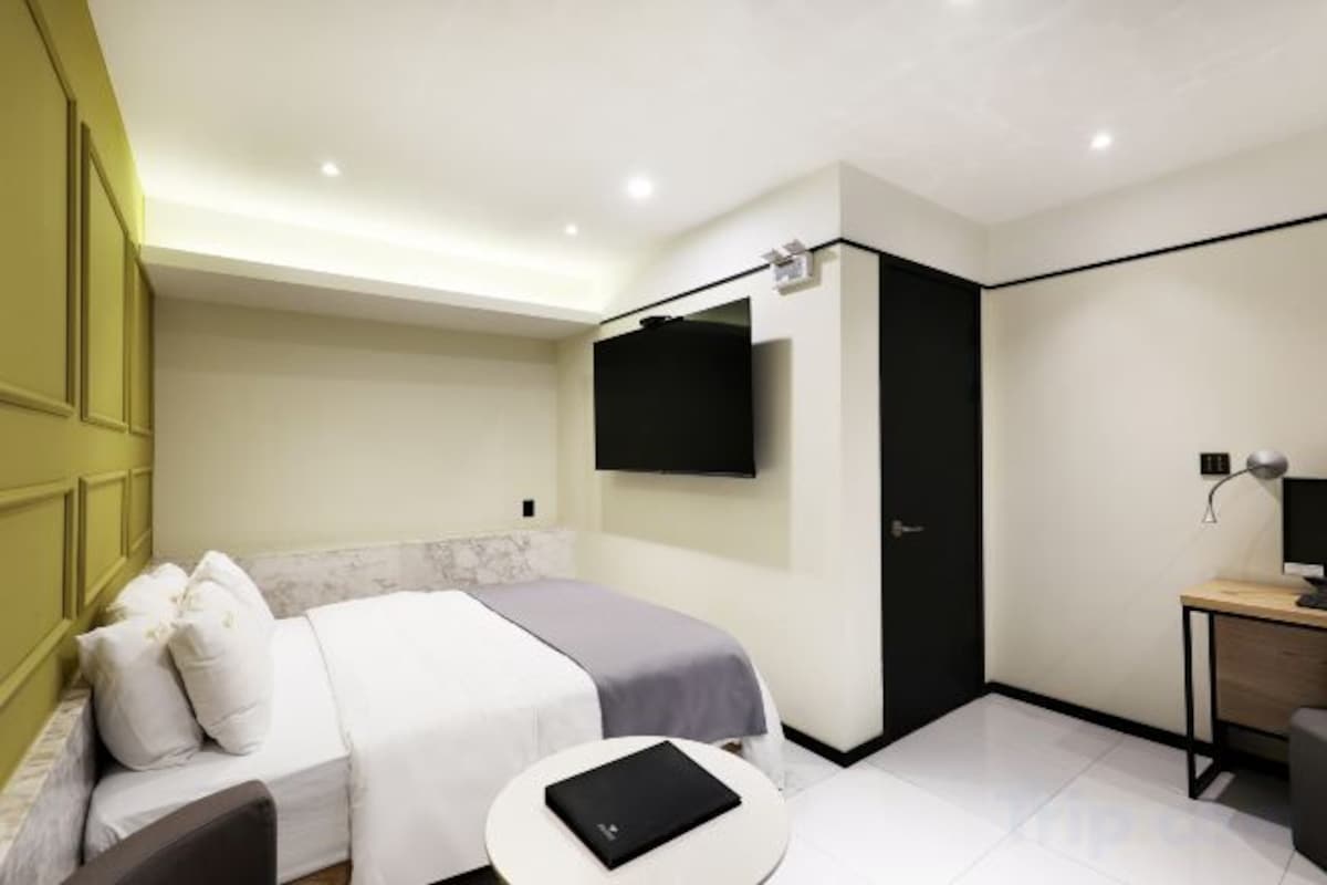 Ropa de cama de alta calidad y escritorio