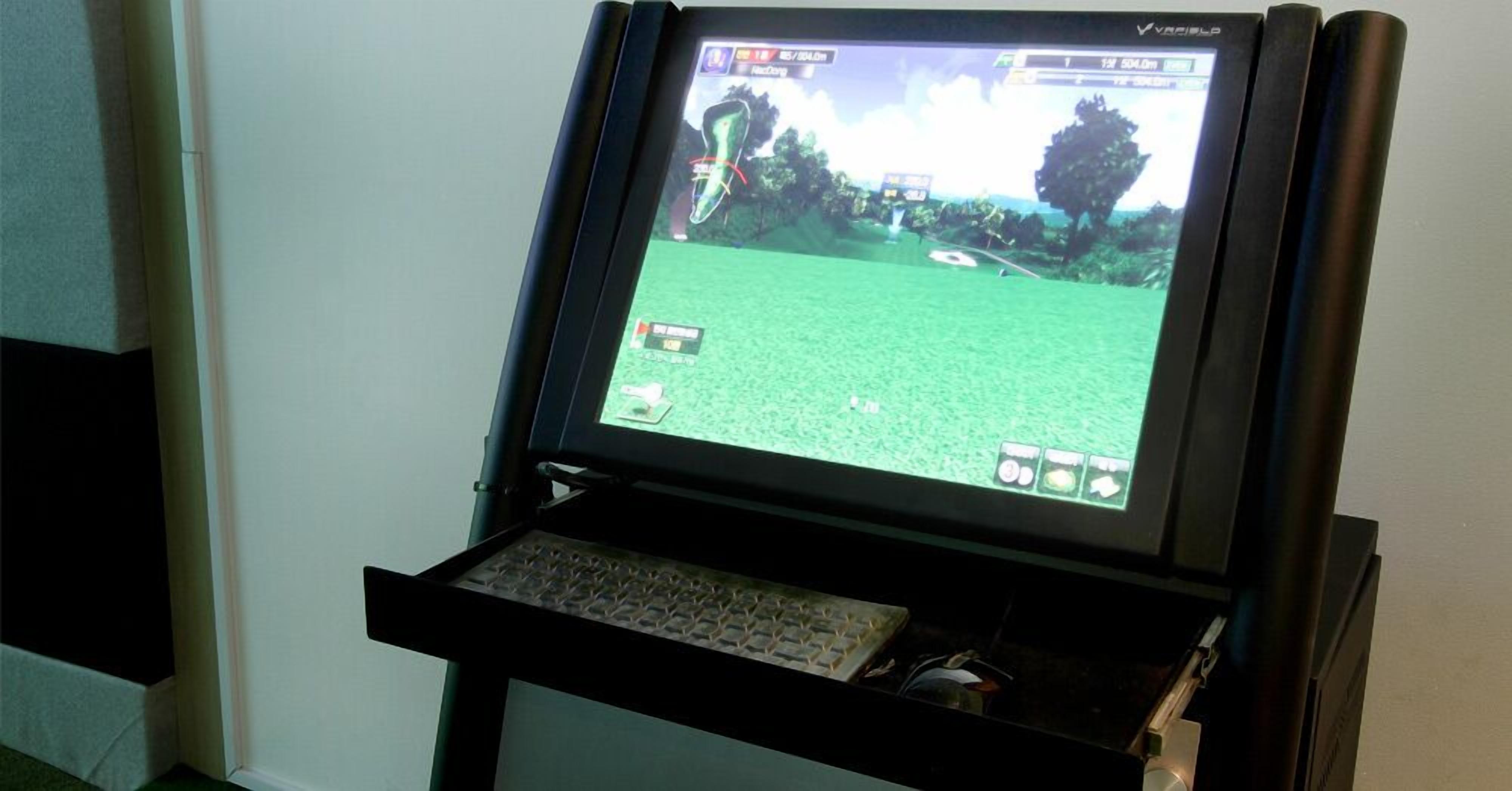 Televisor de pantalla plana sobre un suport, amb un teclat.