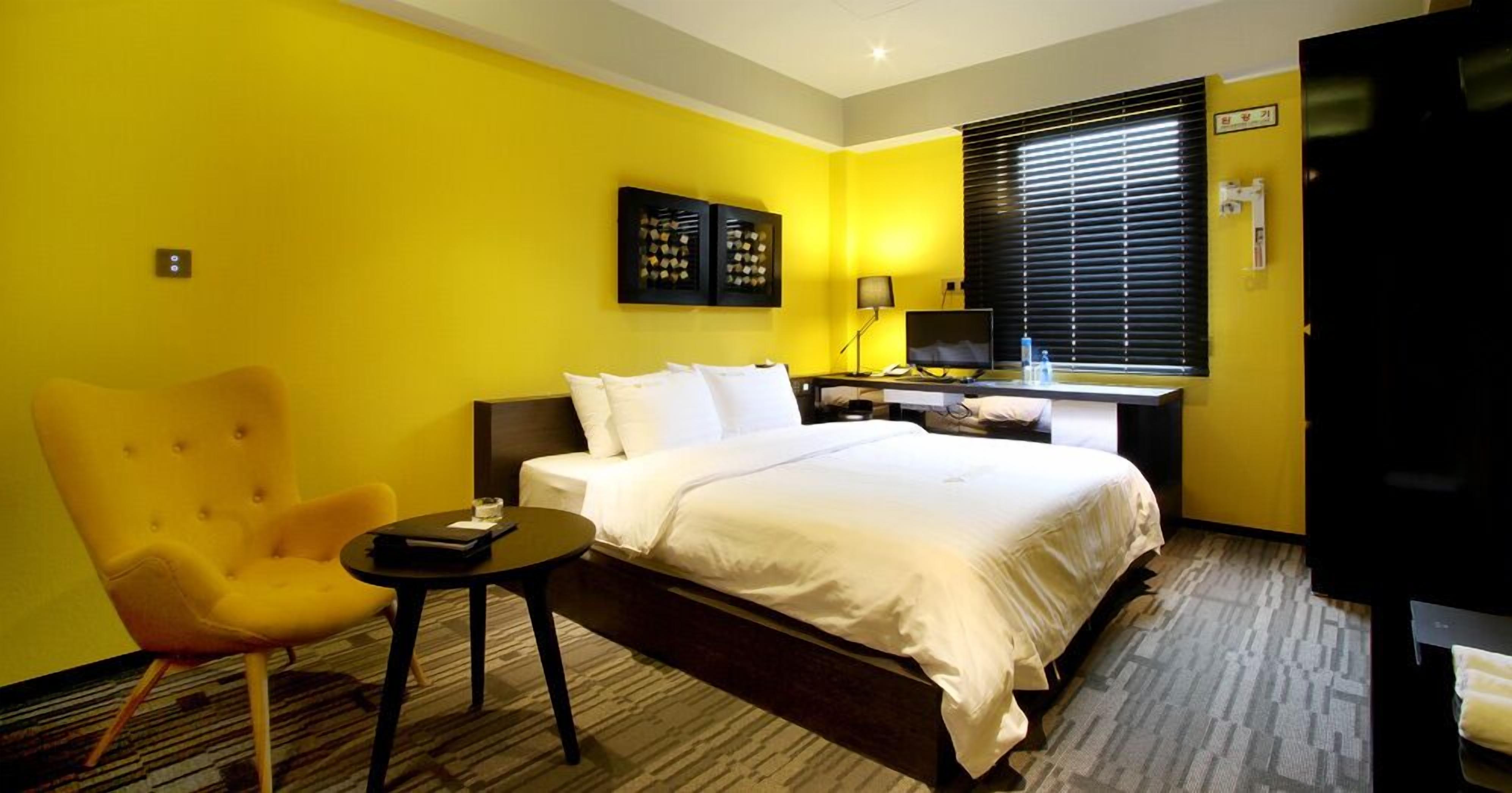 高級寝具、客室ごとに異なる装飾、客室ごとに異なるインテリア、デスク