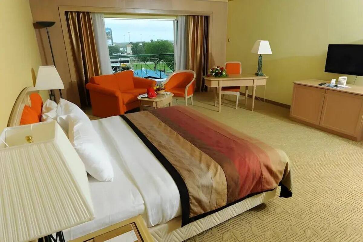 Een minibar, een kluis op de kamer, geluiddichte muren