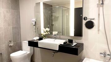 Shower, hair dryer, bidet, towels