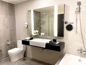 Pancuran mandi, pengering rambut, bidet, tuala disediakan 