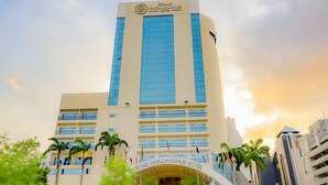Hotel Grand Darulmakmur met een opvallende ingang, meerdere verdiepingen en een heldere lucht.