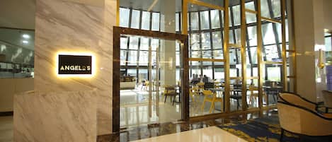 3 restaurantes; se sirven almuerzos, cenas y cocina malasia