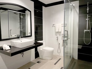 ห้องเอ็กเซกคิวทีฟสวีท | ห้องน้ำ | ฝักบัว, ไดร์เป่าผม, ผ้าเช็ดตัว