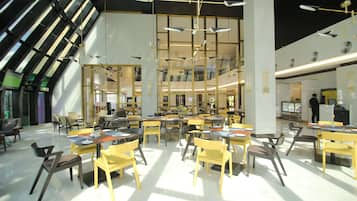 3 restaurants servant le déjeuner et le dßner, plats Cuisine malaisienne