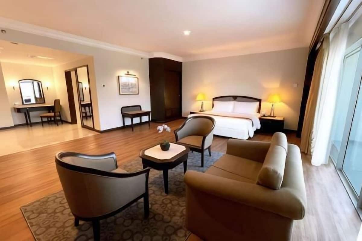 Minibar, in-room safe, soundproofing, iron/ironing board