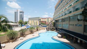 Una piscina al aire libre