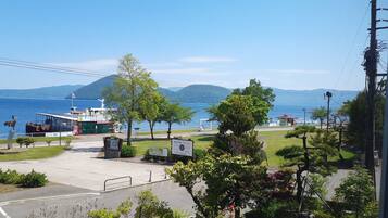 ตู้นิรภัยในห้องพัก, โต๊ะทำงาน, ผ้าม่านกันแสง, เตียงเสริม/เปล