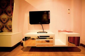 32-inch LCD TV with satellite channels, TV