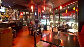 Se sirven comidas, cenas y cocina internacional