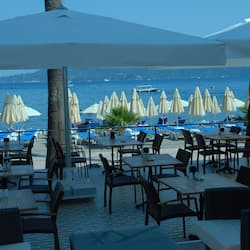 2 restaurants, breakfast served
