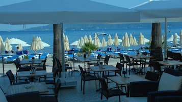 2 restaurants; breakfast, lunch, and dinner served
