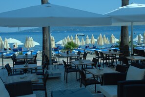 2 restaurants; ze serveren er ontbijt, lunch en diner 