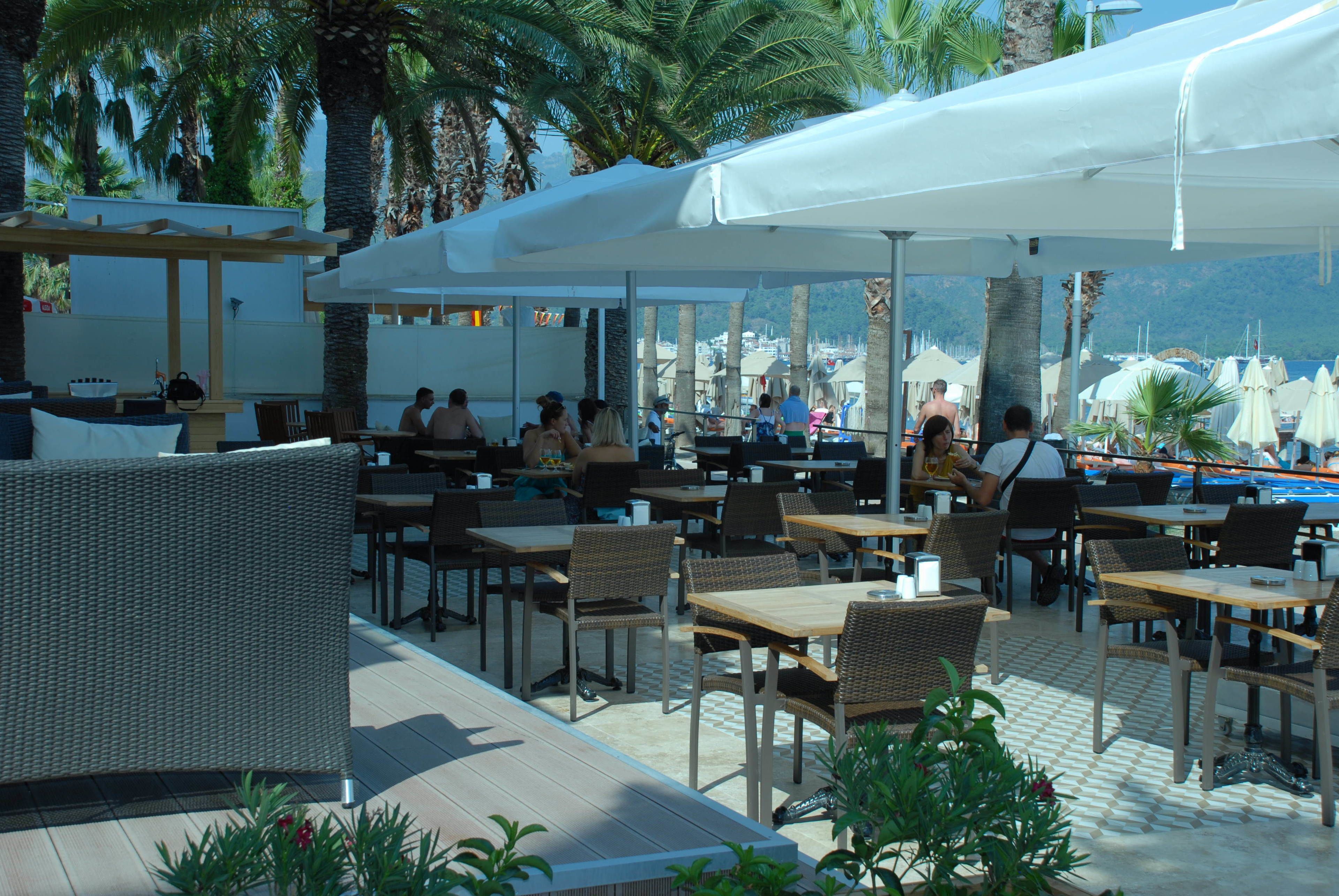 2 restaurantes, é servido café da manhã