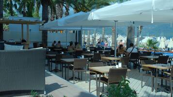 2 restaurants, breakfast served