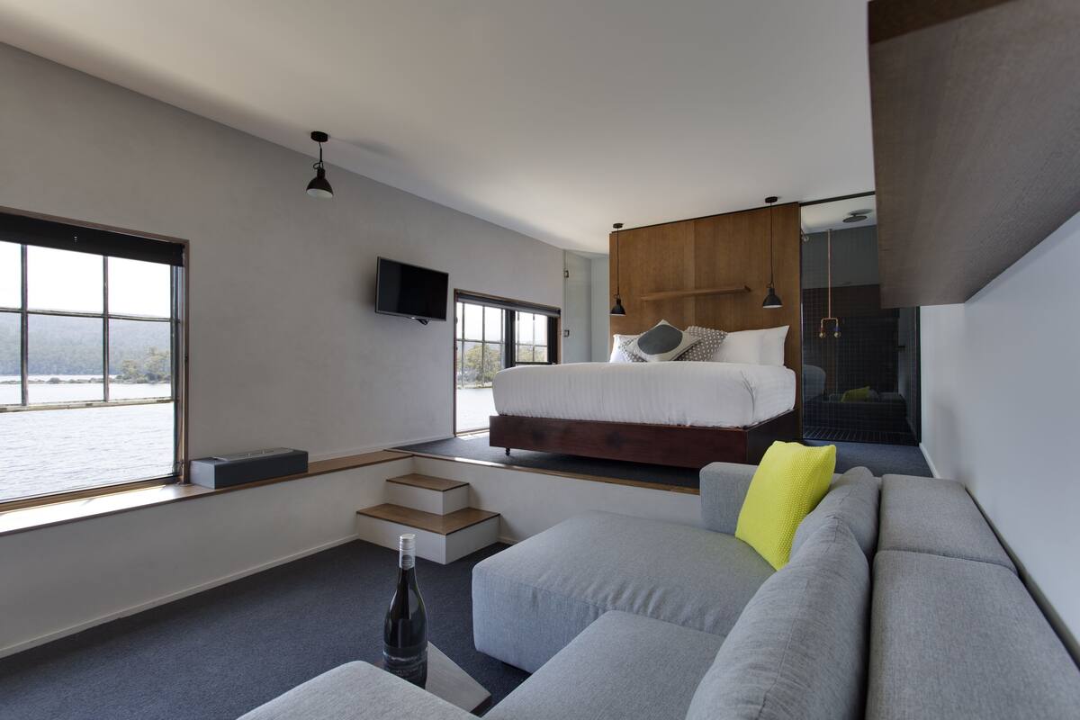Pumphouse Top Floor Room | Living area