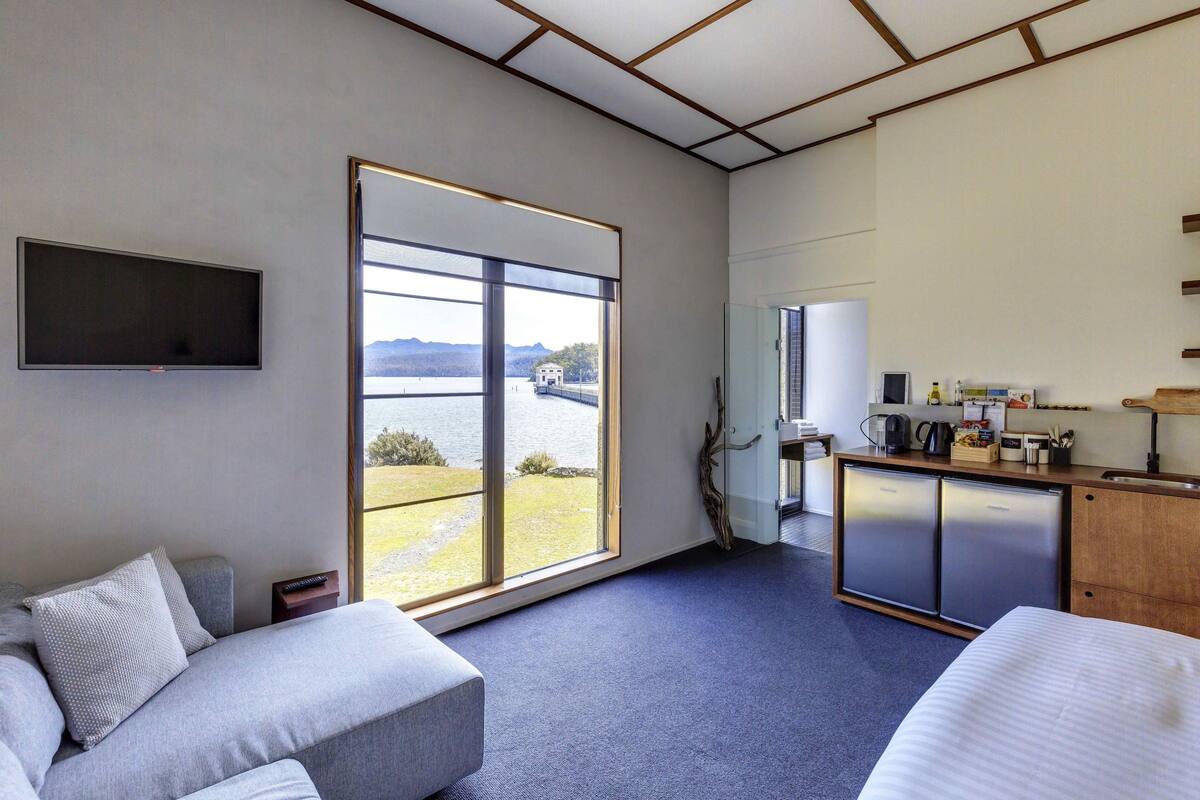 Shorehouse Waterview Room
