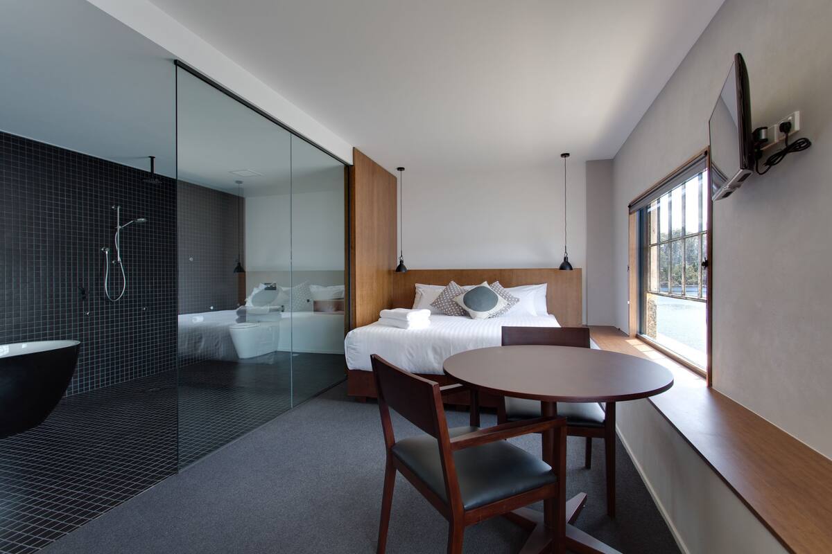 Pumphouse Top Floor (Bath) Room