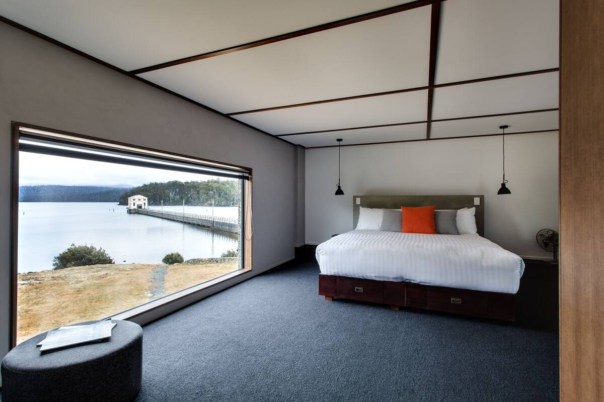 Shorehouse Waterview (Bath) Room