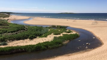 Una spiaggia nelle vicinanze, sabbia bianca