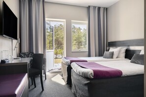 A hotel room with two beds, a desk, a chair, and a TV. - Tyleback Hotell & Konferens, BW Signature Collection (Halmstad)