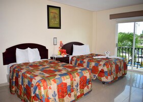Habitación de hotel con dos camas, un balcón y un cuadro en la pared.