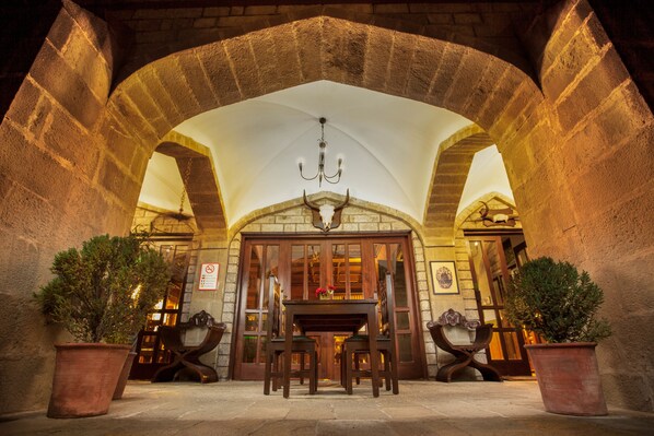 供应早餐、午餐和晚餐，印度菜，泳池景观