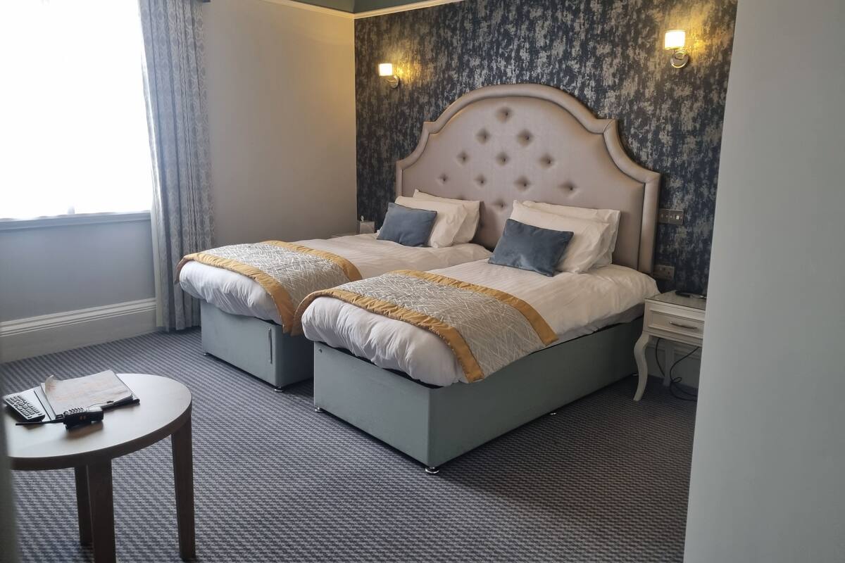 Standard Twin Room | Peralatan tempat tidur premium, meja, seterika/papan seterika