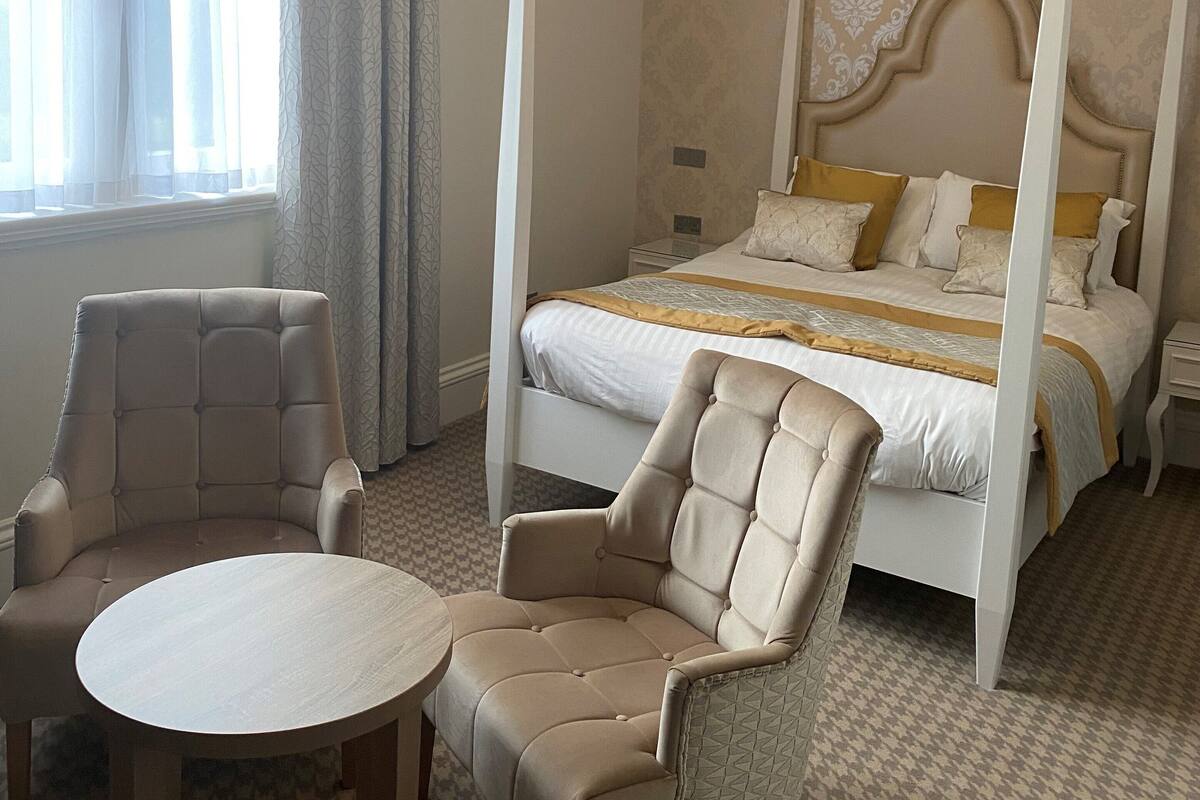 Four Poster Room | Peralatan tempat tidur premium, meja, seterika/papan seterika