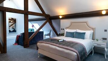 Hochwertige Bettwaren, Schreibtisch, Bügeleisen/Bügelbrett