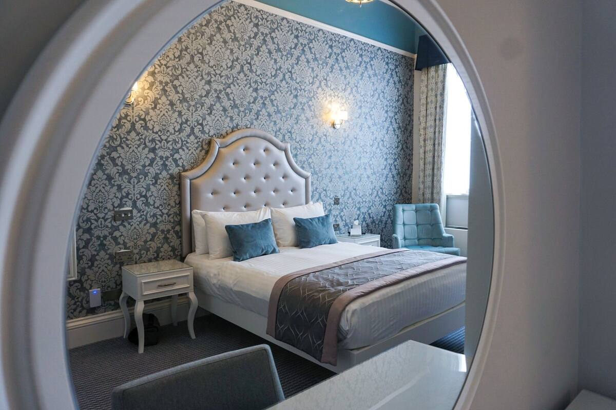 Mansion Superior Double | Peralatan tempat tidur premium, meja, seterika/papan seterika