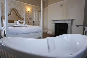 Premium bedding, desk, iron/ironing board, free WiFi