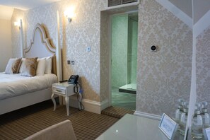 Premium bedding, desk, iron/ironing board, free WiFi