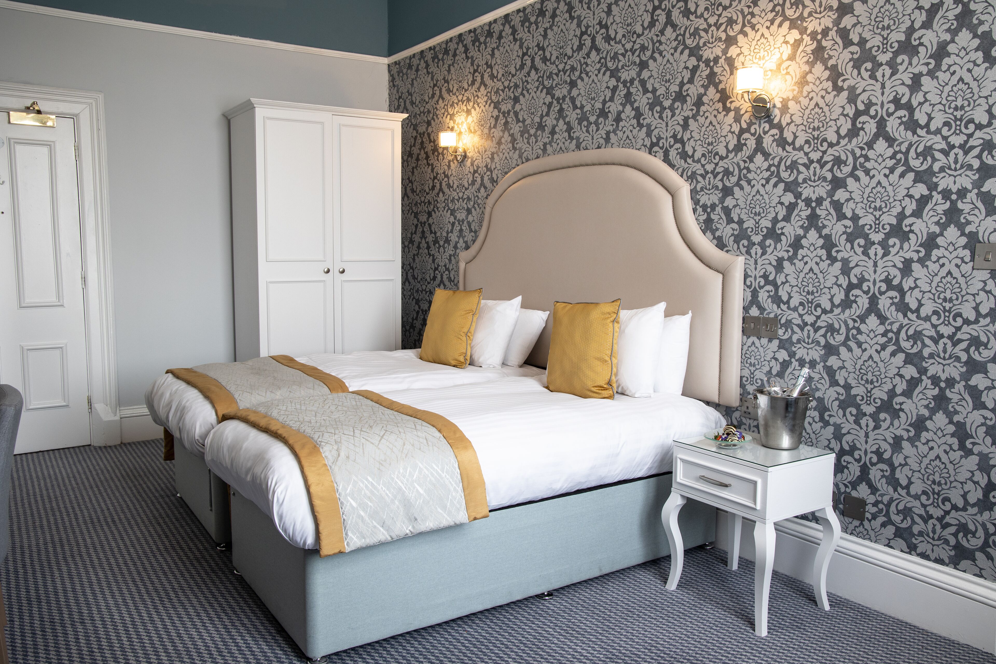 Premium bedding, desk, iron/ironing board, free WiFi