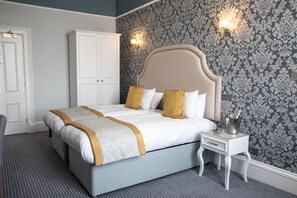 Hochwertige Bettwaren, Schreibtisch, Bügeleisen/Bügelbrett