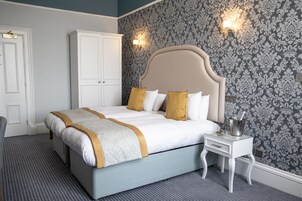 Ropa de cama de alta calidad y escritorio 