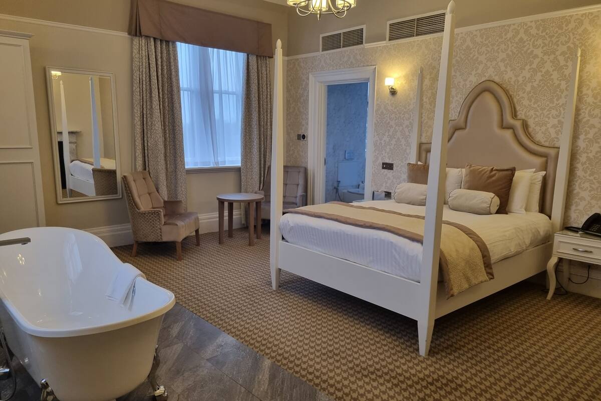 Mansion Master Suite | Peralatan tempat tidur premium, meja, seterika/papan seterika