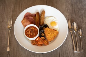 Sarapan penuh setiap hari (GBP 14.95 seorang)